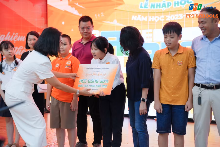Năm học 2023-2024, Trường TH&THCS FPT Đà Nẵng đã trao 8 suất học bổng trị giá 30% – 50% học phí toàn cấp học cho các bạn học sinh xuất sắc. Năm học 2023-2024, Trường TH&THCS FPT Đà Nẵng đã trao 8 suất học bổng trị giá 30% – 50% học phí toàn cấp học cho các bạn học sinh xuất sắc.