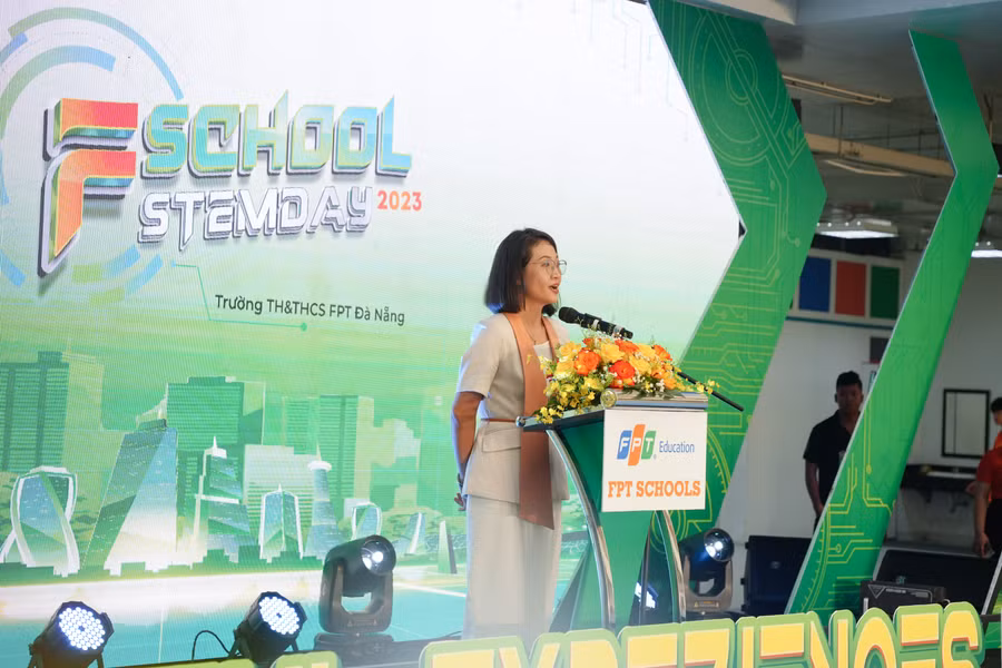 Bà Nguyễn Thị Kiều Ngân - Giám đốc Khối TH&THCS FPT Đà Nẵng phát biểu tại ngày hội. Bà Nguyễn Thị Kiều Ngân - Giám đốc Khối TH&THCS FPT Đà Nẵng phát biểu tại ngày hội.