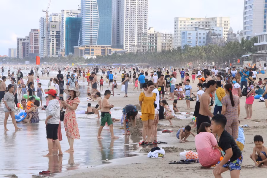Đà Nẵng sôi động với các hoạt động trong “Tuần lễ Khai trương mùa du lịch biển 2022” và “Khai trương Bãi biển đêm Mỹ An”.