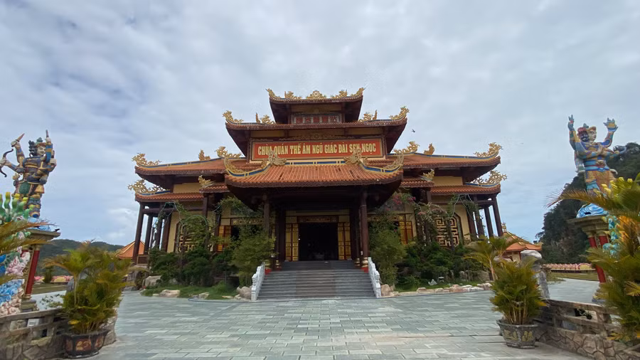 Lễ hội Quán Thế Âm - Ngũ Hành Sơn (Đà Nẵng) năm nay sẽ được tổ chức từ ngày 8 - 10/3 (nhằm ngày 17 – 19/2 Âm lịch). Dịp này, chùa Quán Thế Âm sẽ đón nhận 2 Chứng nhận kỷ lục Việt Nam gồm: Độc bản lá bồ đề lớn nhất mạ vàng 24K và 16 bức tranh sứ độc bản trên tường 4 tháp chùa Quán Thế Âm. Ảnh: Hoàng Vinh. Lễ hội Quán Thế Âm - Ngũ Hành Sơn (Đà Nẵng) năm nay sẽ được tổ chức từ ngày 8 - 10/3 (nhằm ngày 17 – 19/2 Âm lịch). Dịp này, chùa Quán Thế Âm sẽ đón nhận 2 Chứng nhận kỷ lục Việt Nam gồm: Độc bản lá bồ đề lớn nhất mạ vàng 24K và 16 bức tranh sứ độc bản trên tường 4 tháp chùa Quán Thế Âm. Ảnh: Hoàng Vinh.