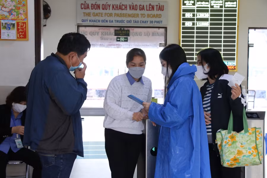 Nhân viên Ga Đà Nẵng hướng dẫn người dân khai báo y tế trước khi ra khỏi Ga.