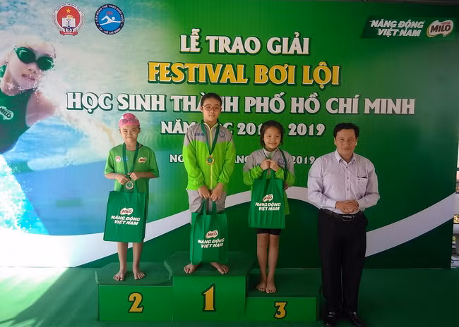 Ông Phạm Hữu Tâm - Tổng thư ký Liên đoàn thể thao dưới nước TPHCM trao huy chương cho các vận động viên nữ xuất sắc nhất. Ông Phạm Hữu Tâm - Tổng thư ký Liên đoàn thể thao dưới nước TPHCM trao huy chương cho các vận động viên nữ xuất sắc nhất.