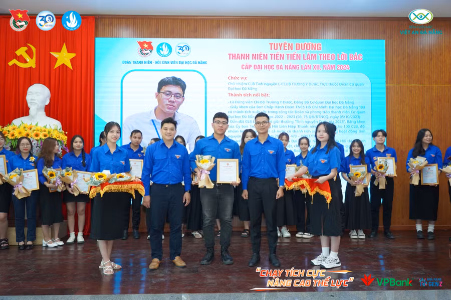 Tuyên dương Thanh niên tiên tiến làm theo lời Bác cấp Đại học Đà Nẵng.