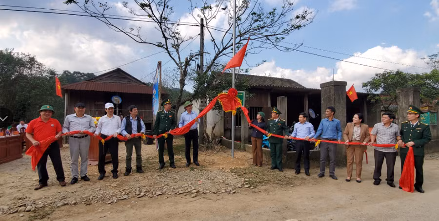 Lễ khánh thành chương trình "Ánh sáng vùng biên" tại bản Mít Cát, xã Kim Thuỷ. Ảnh: Tiến Việt. Lễ khánh thành chương trình "Ánh sáng vùng biên" tại bản Mít Cát, xã Kim Thuỷ. Ảnh: Tiến Việt.