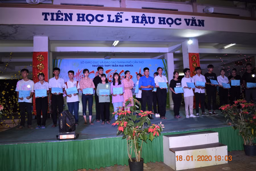 Tặng quà cho các HS có hoàn cảnh khó khăn