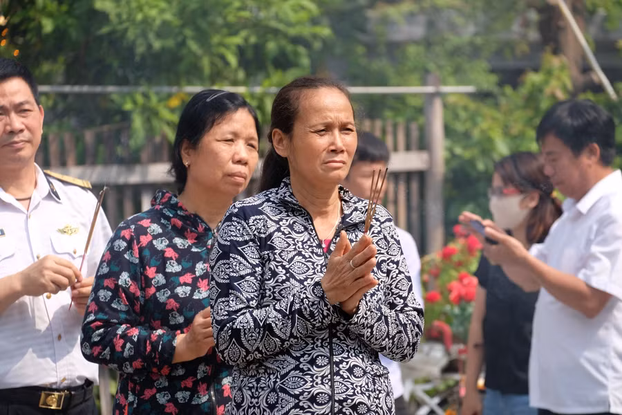 Người thân các liệt sĩ đến dâng hương.