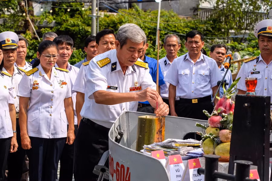 Đại tá Hoàng Duy Lập - nguyên Chỉ huy trưởng Lữ đoàn công binh 83 (Quân chủng Hải quân) dâng hương.