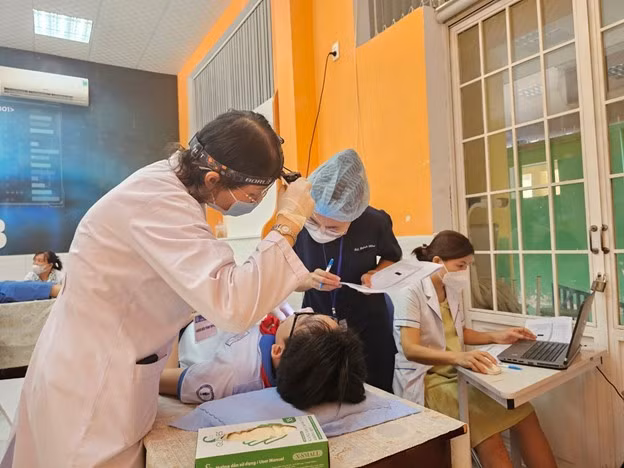 Hình ảnh khám và điều trị răng miệng cho học sinh tại Trường Tiểu học Trần Hưng Đạo, quận 1. (Ảnh: Sở Y tế TPHCM)