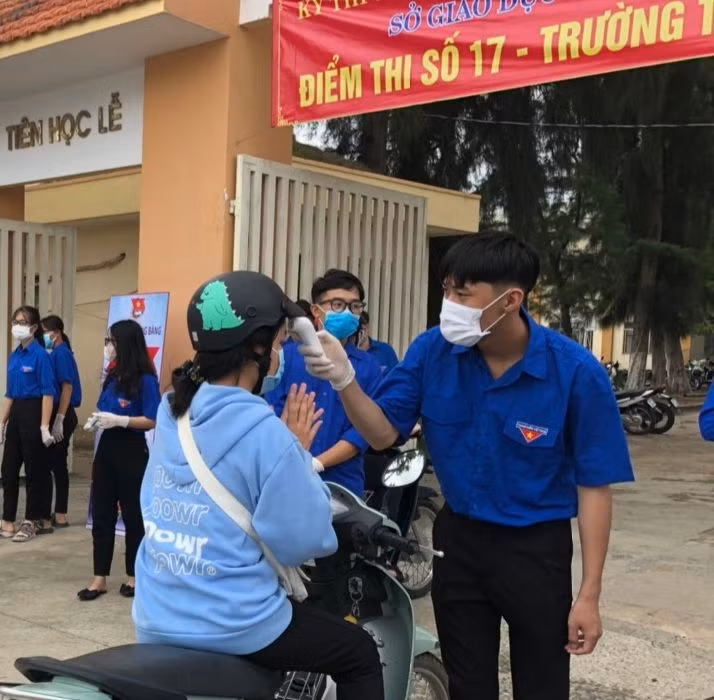 Thí sinh đo thân nhiệt và rửa tay sát khuẩn khi đến điểm thi số 17, Trường THPT Nguyễn Trãi, Tây Ninh để phòng dịch (Ảnh: Thị Đoàn Trảng Bàng)