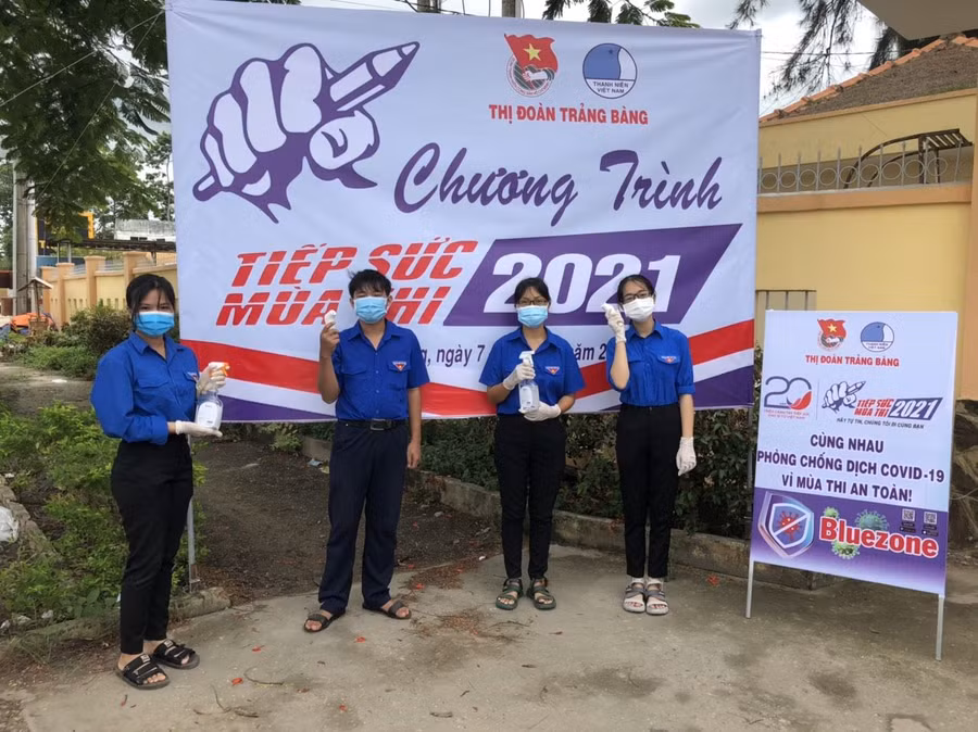 Tình nguyện viên Thị xã Trảng Bàng tham gia chiến dịch Tiếp sức mùa thi (Ảnh: Đoàn Trảng Bàng).