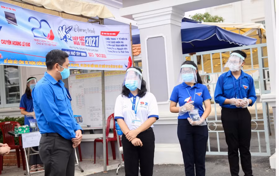 Anh Nguyễn Tiến Tân đến điểm thi thăm và động viên các tình nguyện viên thực hiện tốt công tác phòng, chống dịch Covid-19. (Ảnh: G. Phương).