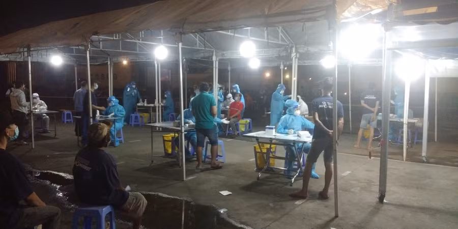 Lực lượng y tế lấy mẫu xét nghiệm truy vết các trường hợp liên quan đến ca nhiễm Covid-19 để phòng dịch (Ảnh: HCDC).