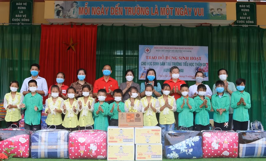 Học sinh bán trú trường Tiểu học Thần Sa (Võ Nhai) nhận quà tặng từ Hội Chữ thập đỏ tỉnh Thái Nguyên.