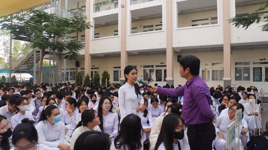 ThS Võ Minh Thành đặt câu hỏi cho nữ sinh Phương Anh về cách tìm kiếm đam mê của bản thân.