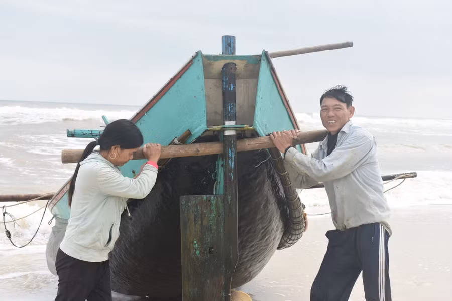 Mặc dù công việc đánh bắt hải sản vất vả nhưng được mùa ruốc biển khiến ngư dân rất phấn khởi.