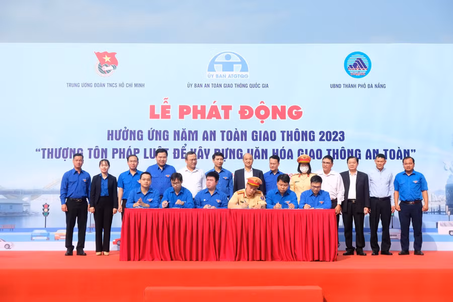Thực hiện ký cam kết, hưởng ứng và thực hiện tốt 'Năm an toàn giao thông 2023'. Ảnh: Hoàng Vinh. Thực hiện ký cam kết, hưởng ứng và thực hiện tốt 'Năm an toàn giao thông 2023'. Ảnh: Hoàng Vinh.