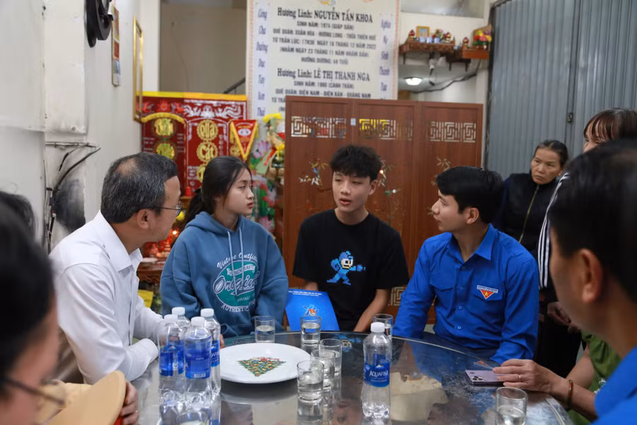 Anh Nguyễn Ngọc Lương - Bí thư thường trực BCH Trung ương Đoàn, Chủ tịch Hội Liên hiệp Thanh niên Việt Nam và ông Khuất Việt Hùng - Phó Chủ tịch chuyên trách Ủy ban ATGT Quốc gia đến thăm tặng các gia đình có nạn nhân bị tai nạn giao thông. Ảnh: Hoàng Vinh. Anh Nguyễn Ngọc Lương - Bí thư thường trực BCH Trung ương Đoàn, Chủ tịch Hội Liên hiệp Thanh niên Việt Nam và ông Khuất Việt Hùng - Phó Chủ tịch chuyên trách Ủy ban ATGT Quốc gia đến thăm tặng các gia đình có nạn nhân bị tai nạn giao thông. Ảnh: Hoàng Vinh.