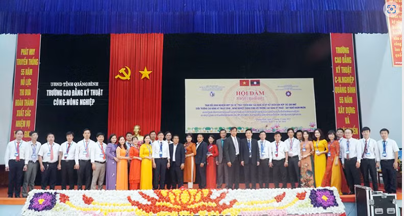 Các đại biểu 2 trường chụp ảnh lưu niệm tại chương trình giao lưu, trao đổi kinh nghiệm và ký kết biên bản hợp tác về phát triển giáo dục nghề nghiệp.