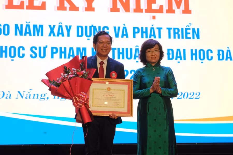 Bà Ngô Thị Kim Yến - Phó Chủ tịch UBND TP. Đà Nẵng trao bằng khen của UBND TP. Đà Nẵng cho Trường Đại học Sư phạm Kỹ thuật - Đại học Đà Nẵng. Bà Ngô Thị Kim Yến - Phó Chủ tịch UBND TP. Đà Nẵng trao bằng khen của UBND TP. Đà Nẵng cho Trường Đại học Sư phạm Kỹ thuật - Đại học Đà Nẵng.