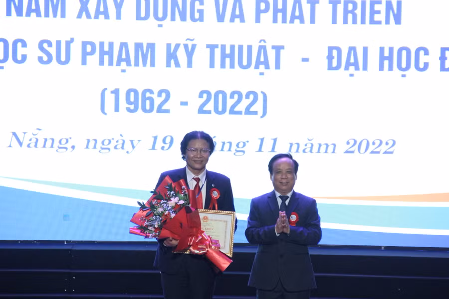 PGS.TS Nguyễn Ngọc Vũ - Giám đốc Đại học Đà Nẵng thừa ủy quyền của Bộ GD&ĐT trao bằng khen của Bộ trưởng Bộ GD&ĐT cho trường Đại học Sư phạm Kỹ thuật - Đại học Đà Nẵng. PGS.TS Nguyễn Ngọc Vũ - Giám đốc Đại học Đà Nẵng thừa ủy quyền của Bộ GD&ĐT trao bằng khen của Bộ trưởng Bộ GD&ĐT cho trường Đại học Sư phạm Kỹ thuật - Đại học Đà Nẵng.