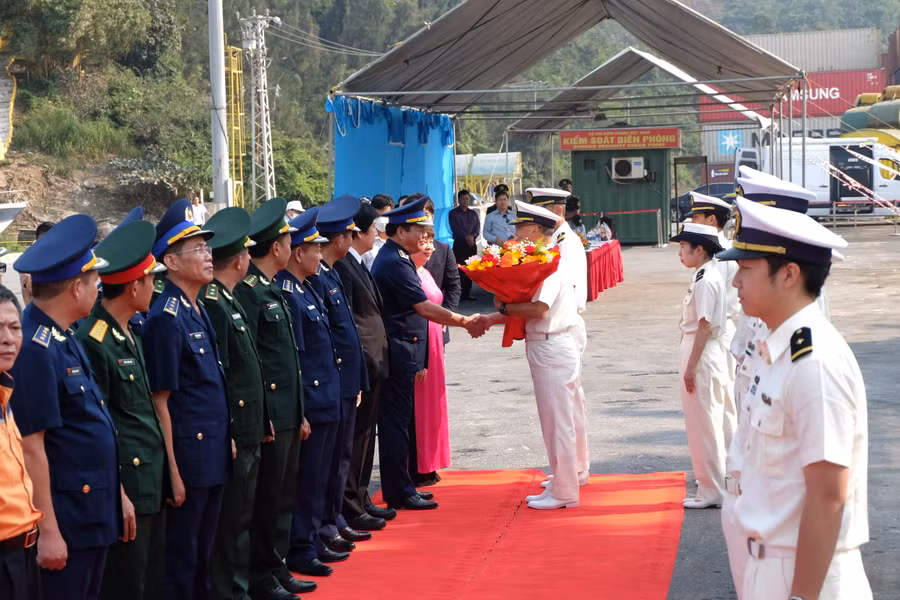 Đón đoàn thủy thủ tại cầu cảng Tiên Sa có đại diện Sở Ngoại vụ TP. Đà Nẵng, Bộ Tư lệnh Vùng Cảnh sát biển 2, Bộ Chỉ huy Bộ đội Biên phòng TP. Đà Nẵng, Bộ Chỉ huy quân sự TP. Đà Nẵng, Ban Chỉ huy Biên phòng Cửa khẩu Cảng Đà Nẵng, Phòng Đối ngoại – Bộ Tư lệnh Quân khu 5, Trung tâm Phối hợp Tìm kiếm, Cứu nạn Hàng hải Khu vực II và đại diện Bộ Tư lệnh Cảnh sát biển Việt Nam. Cùng với đó có ông Yakabe Yoshinori - Tổng Lãnh sự Nhật Bản tại Đà Nẵng. Ông Monji Yuichi, Bí thư thứ nhất, Đại sứ quán Nhật Bản tại Hà Nội. Các cán bộ Đại sứ quán Nhật Bản tại Hà Nội và Tổng Lãnh sự quán Nhật Bản tại Đà Nẵng. Ảnh: Hoàng Vinh.