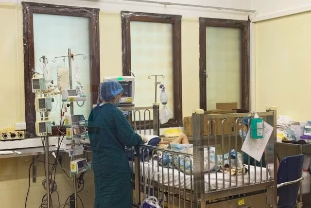 Bệnh nhi được chăm sóc đặc biệt sau ca ghép thận (BVCC).