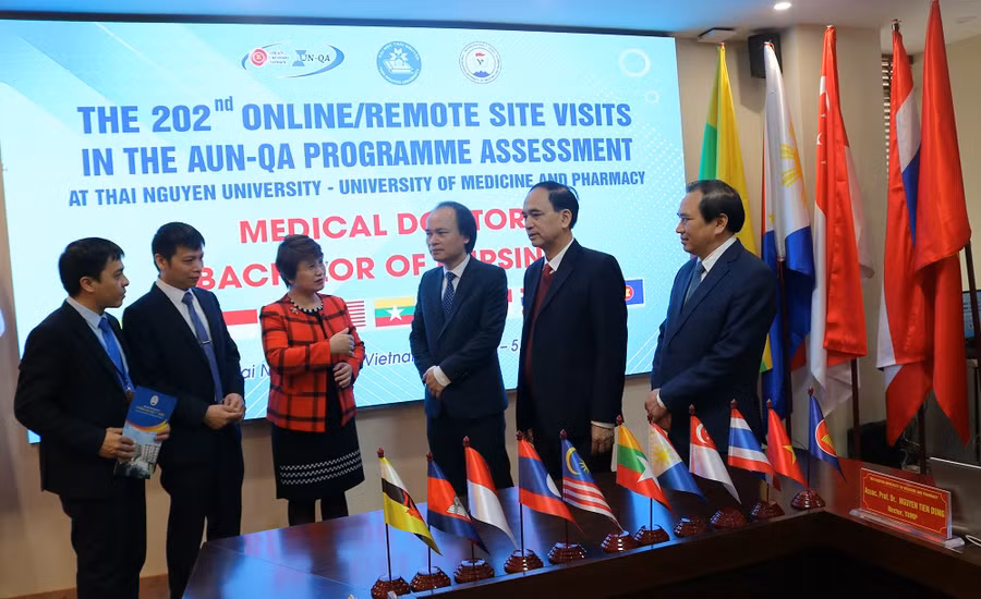 Lãnh đạo Trường Đại học Y - Dược (Đại học Thái Nguyên) và các đại biểu, chuyên gia trao đổi tại buổi khai mạc chương trình đánh giá