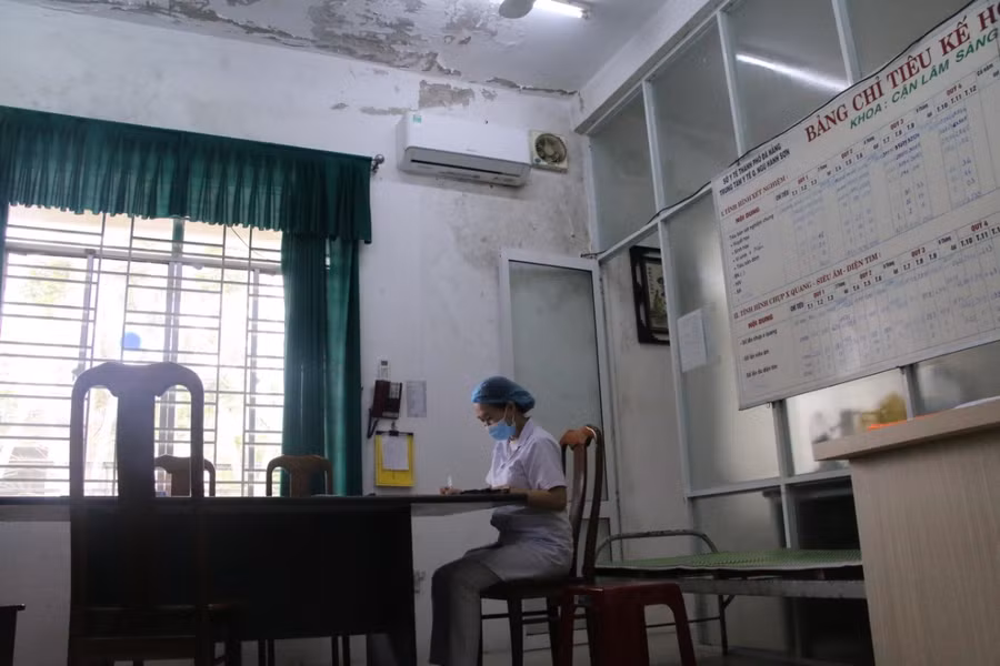 Bên trong phòng làm việc của các y bác sĩ, trần nhà cũng bị thấm dột. Để duy trì hoạt động, nhân viên y tế phải kiêm thêm tạp vụ, vừa hoạt động chuyên môn, vừa lau sàn nhà, hứng nước thấm dột để không ảnh hưởng đến thiết bị.