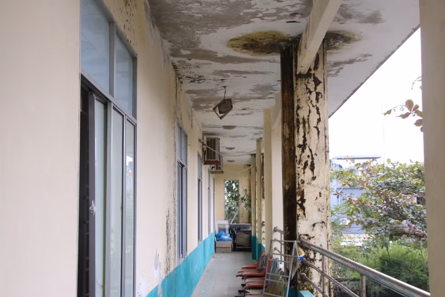 Theo phản ánh, Trung tâm Y tế quận Ngũ Hành Sơn, tình trạng này diễn ra đã nhiều năm nhưng nan giải nhất vẫn là vào mùa mưa. Độ ẩm cao đã khiến trần nhà bị thấm nước, tường bong tróc nặng. Để duy trì hoạt động, nhân viên y tế phải kiêm thêm tạp vụ, vừa hoạt động chuyên môn, vừa lau sàn nhà, hứng nước thấm dột để không ảnh hưởng đến thiết bị.