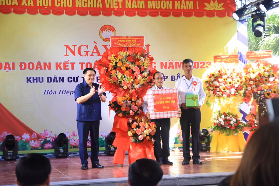 Chủ tịch Quốc hội Vương Đình Huệ tặng hoa và quà chúc mừng Khu dân cư số 10 phường Hòa Hiệp Bắc. (Ảnh: Hoàng Vinh) Chủ tịch Quốc hội Vương Đình Huệ tặng hoa và quà chúc mừng Khu dân cư số 10 phường Hòa Hiệp Bắc. (Ảnh: Hoàng Vinh)