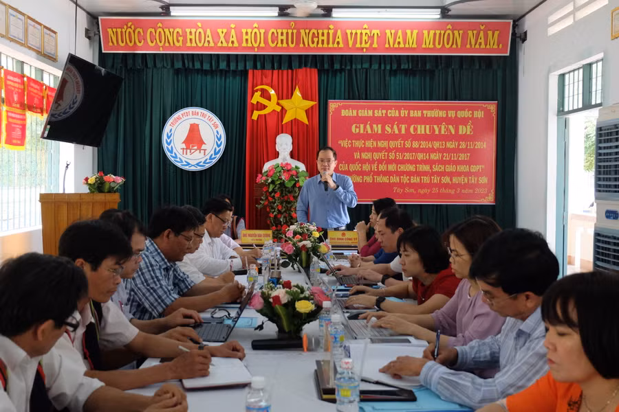 Quang cảnh buổi làm việc. Ảnh: Hoàng Vinh.