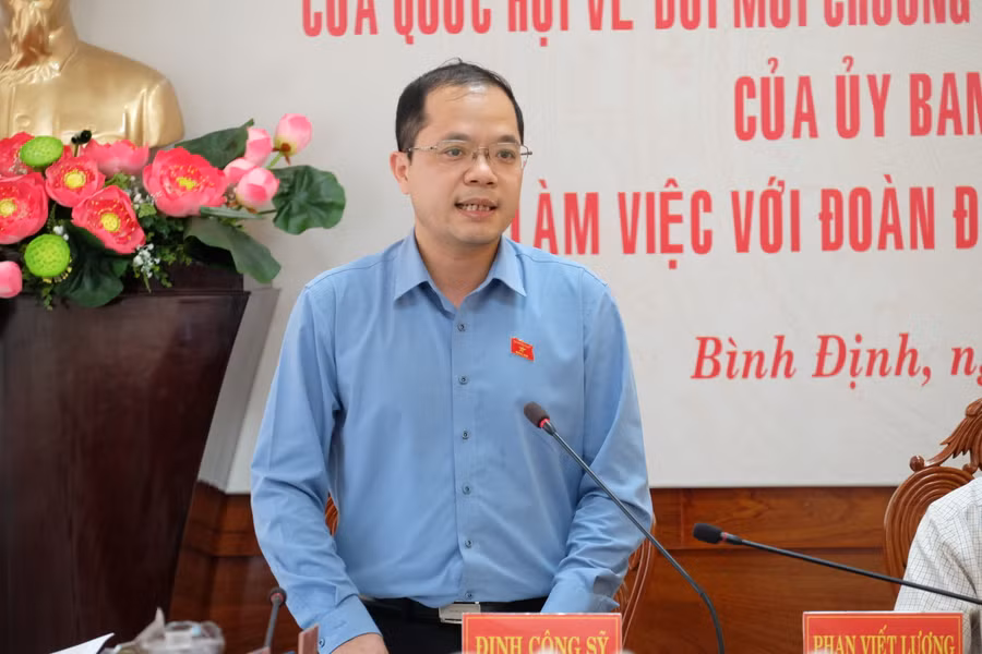 Ông Đinh Công Sỹ - Phó Chủ nhiệm Ủy ban Văn hóa, Giáo dục của Quốc hội chủ trì buổi làm việc với Đoàn ĐBQH tỉnh Bình Định. Ảnh: Hoàng Vinh.