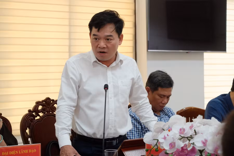 Ông Trịnh Xuân Long - Phó Giám đốc Sở Nội vụ tỉnh Bình Định nêu ý kiến tại buổi làm việc với đoàn giám sát của Ủy ban Thường vụ Quốc hội. Ảnh: Hoàng Vinh.