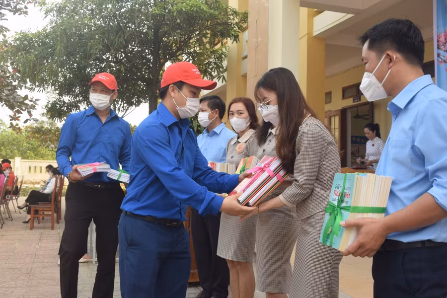 Hệ thống Giáo dục Chu Văn An (TP. Đồng Hới) cũng đã dành tặng nhiều sách, vở cho Trường Tiểu học và THCS số 1 Ngư Thuỷ.