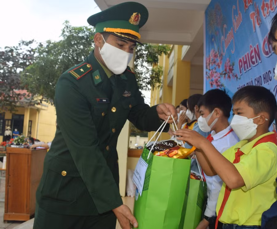 Đồn Biên phòng Ngư Thuỷ, Bộ Chỉ huy BĐBP tỉnh Quảng Bình cũng dành tặng nhiều phần quà đến các em học sinh trường Tiểu học và THCS số 1 Ngư Thuỷ.