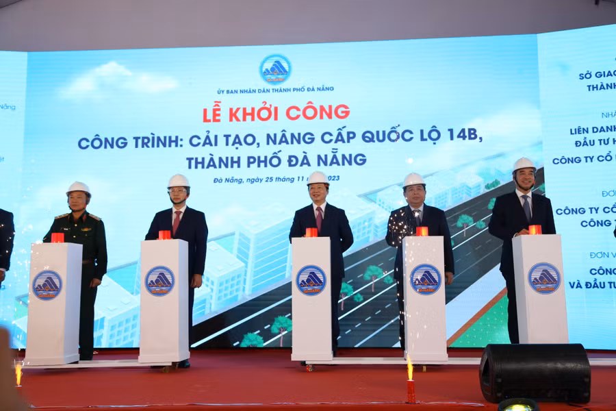 Các đại biểu bấm nút khởi công dự án. (Ảnh: Hoàng Vinh)