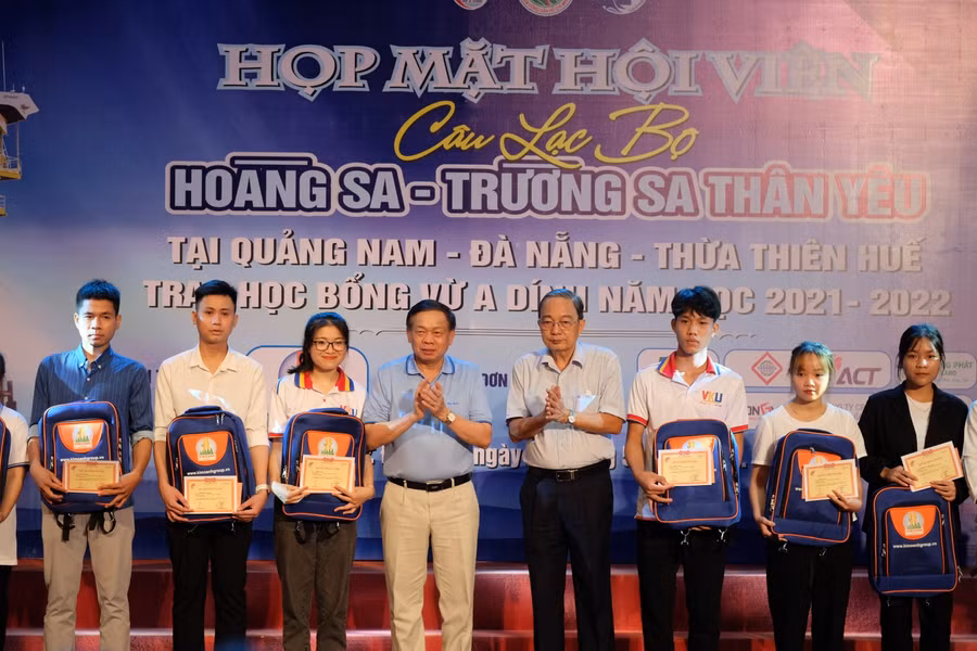 Đại diện Quỹ học bổng Vừ A Dính trao học bổng cho 20 sinh viên dân tộc thiểu số. 