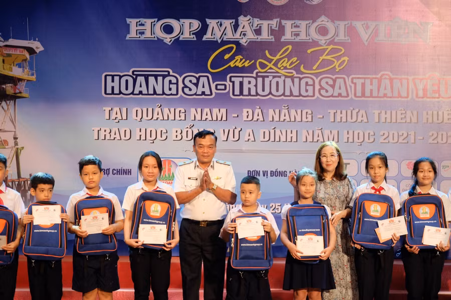 Các em học sinh nhận học bổng Vừ A Dính.