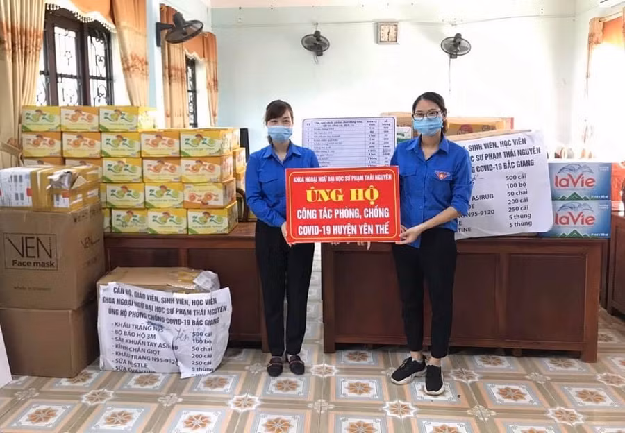 Huyện Đoàn Yên Thế (Bắc Giang) tiếp nhận để chuyển đến tay người dân vùng dịch những sự ủng hộ kịp thời từ Khoa Ngoại ngữ Trường Đại học Sư phạm (ĐH Thái Nguyên)