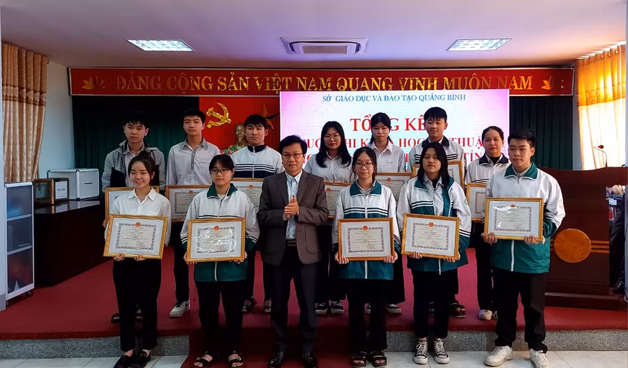 Ban tổ chức trao giải Nhì cho các học sinh đạt giải. Ảnh: Thu Huệ.