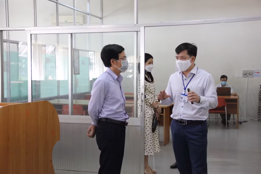 Các đại biểu tham quan thư viện Trường CĐ Kỹ thuật Cao Thắng