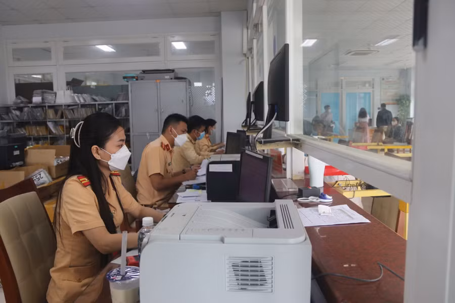 Lực lượng Cảnh sát giao thông, Công an Thành phố Đà Nẵng tích cực hỗ trợ người dân trong việc làm thủ tục đổi biển số xe.