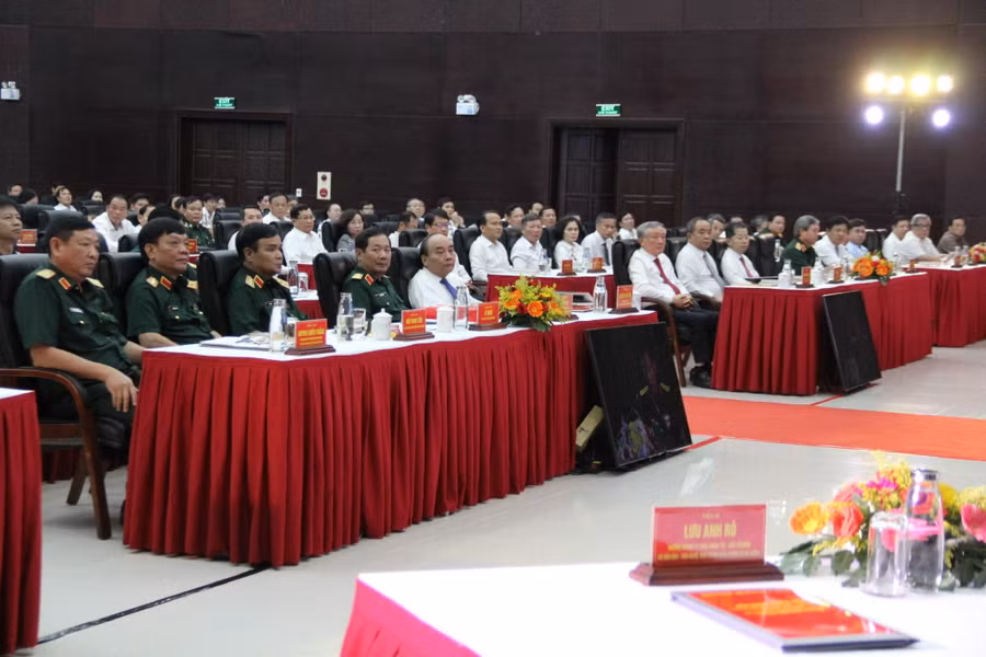Chủ tịch nước Nguyễn Xuân Phúc dự hội thảo khoa học “Chiến thắng Đồn Nhất - Hải Vân Quan” tại TP. Đà Nẵng. Chủ tịch nước Nguyễn Xuân Phúc dự hội thảo khoa học “Chiến thắng Đồn Nhất - Hải Vân Quan” tại TP. Đà Nẵng.