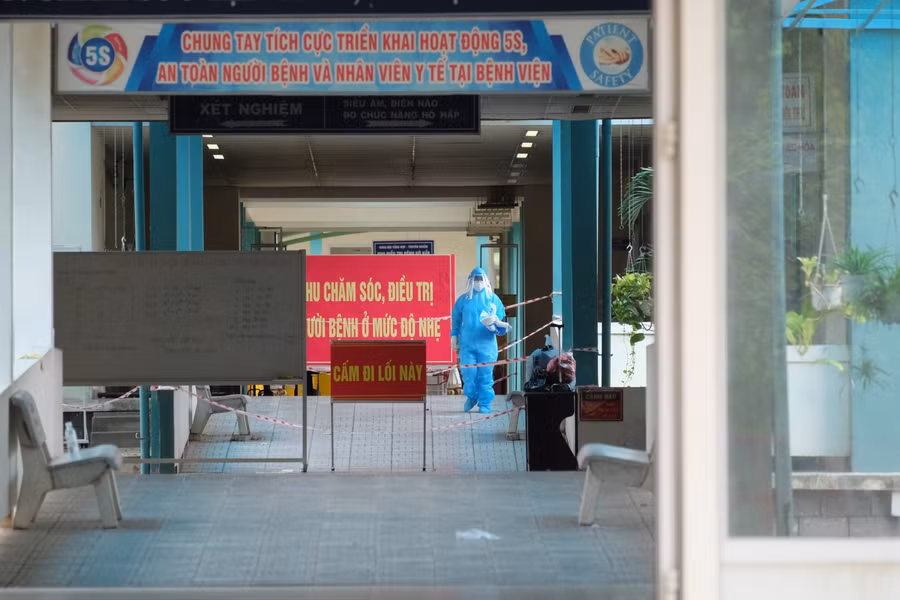 Nhân viên y tế làm việc tại Trung tâm y tế huyện Hòa Vang. Ảnh tư liệu.