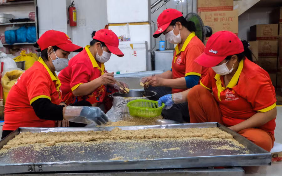 Xưởng sản xuất bánh khô mè Bà Liễu Mẹ ở Đà Nẵng đang vào cao điểm của vụ Tết. 