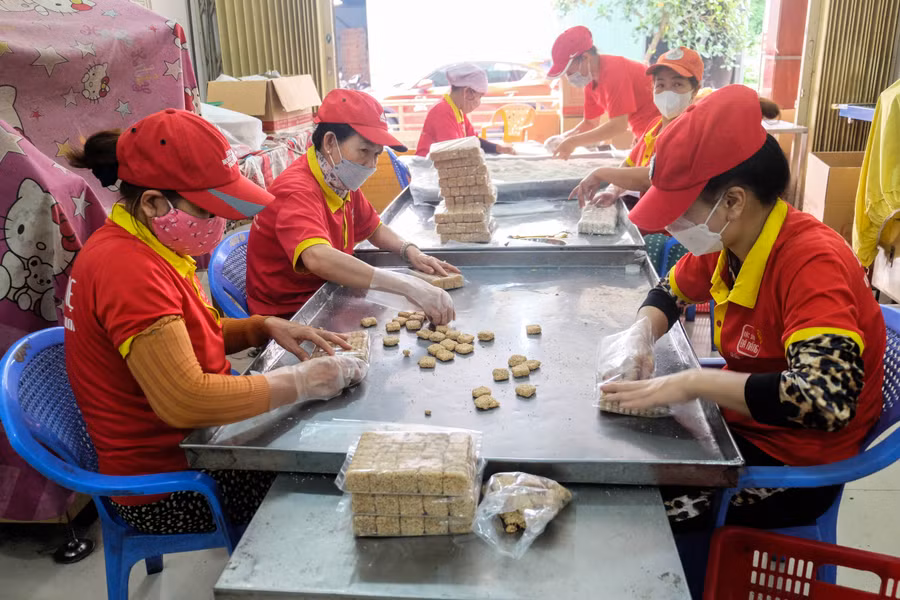Hiện trên thị trường có nhiều loại bánh khô mè, gồm bánh khô mè trắng và bánh khô mè đen, bánh khô mè gạo lứt trắng, bánh khô mè gạo lứt đen.
