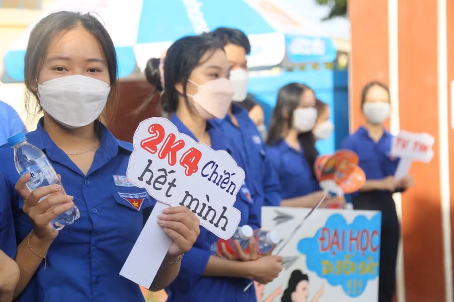 Không quản tiết trời nắng nóng, các chiến sĩ áo xanh luôn nhiệt tình hỗ trợ thí sinh. Không quản tiết trời nắng nóng, các chiến sĩ áo xanh luôn nhiệt tình hỗ trợ thí sinh.