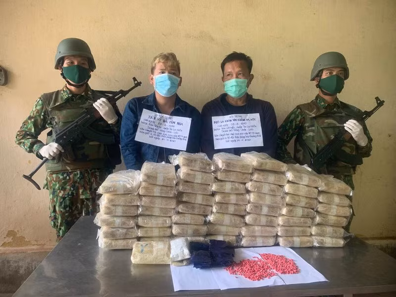 Hai đối tượng người Lào cùng tang vật hơn 304 nghìn viên ma túy tổng hợp trong chuyên án QB1121.