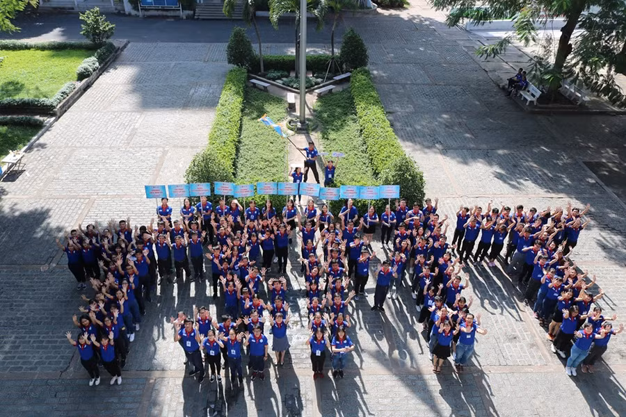 Đội hình SV tình nguyện "Tiếp sức mùa thi" trường ĐH Y Dược TPHCM