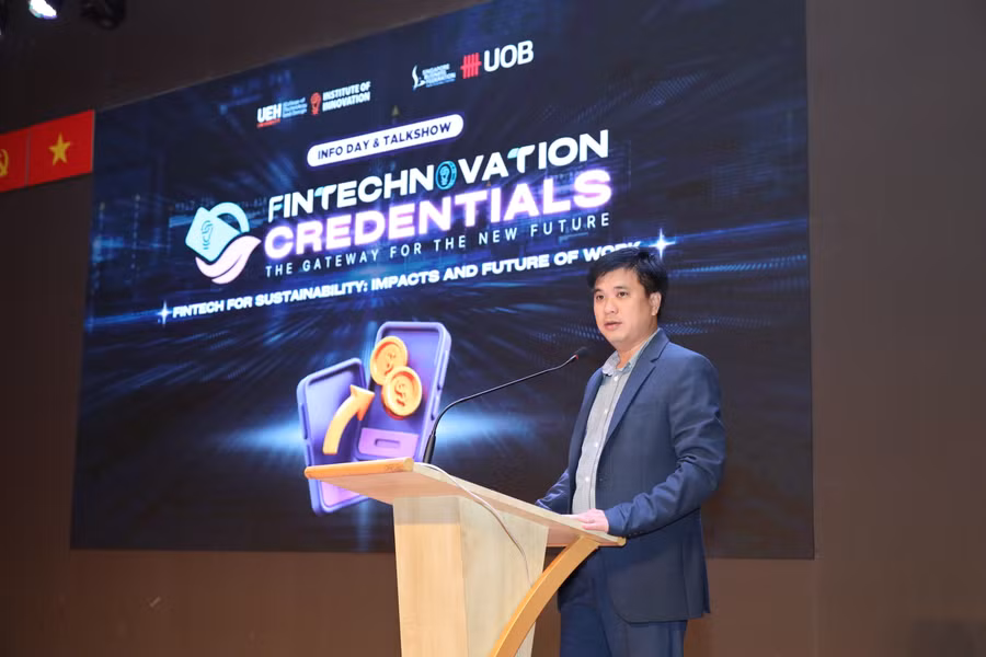 PGS. TS. Bùi Quang Hùng, Phó Giám đốc Đại học Kinh Tế TPHCM phát biểu tại hội nghị. (Ảnh: UEH)